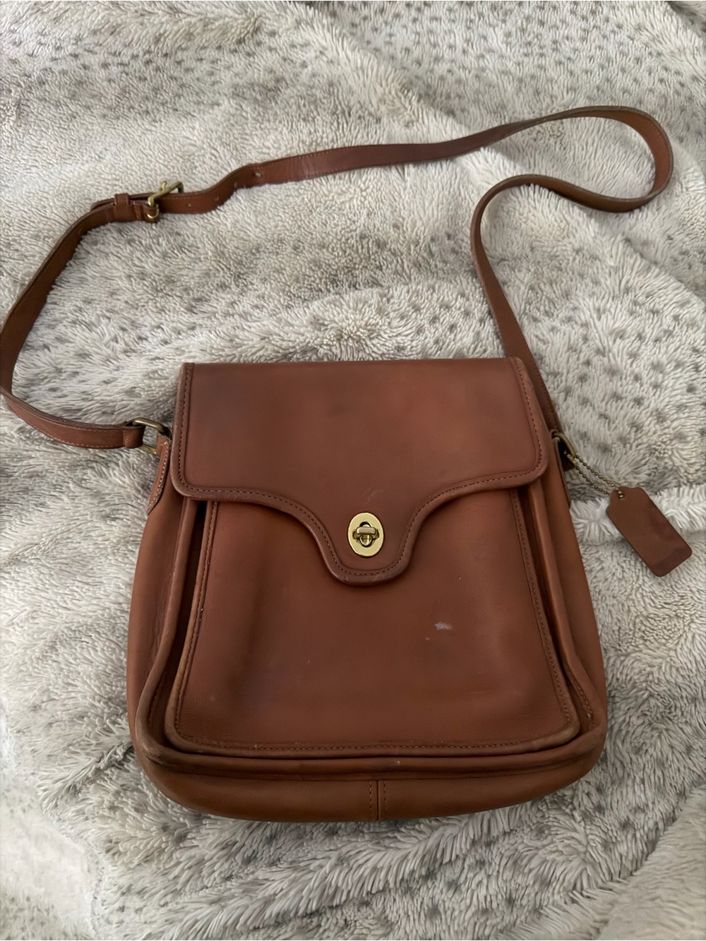 Vintage 80s coach Shelton bag. Has wear and tear